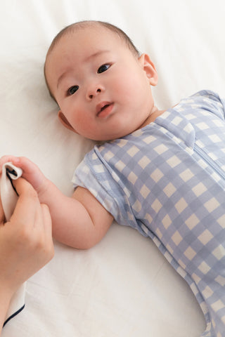 【1月8日 入荷予定】Newborn モダールスワドルスーツ