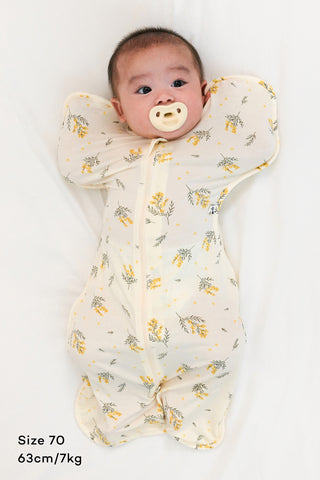 【1月8日 入荷予定】Newborn モダールスワドルスーツ